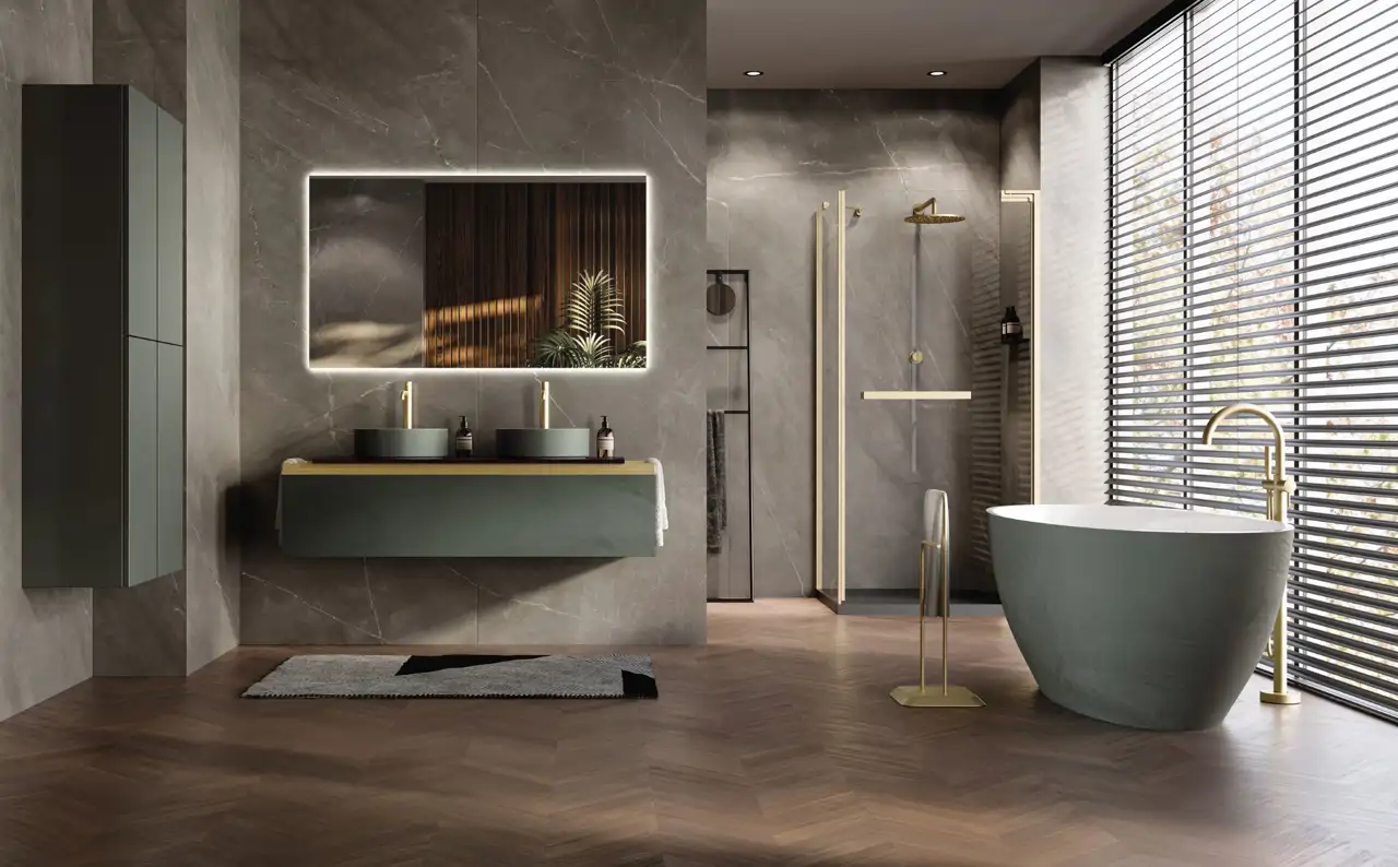 Baño oscuro con bañera exenta y persianas venecianas