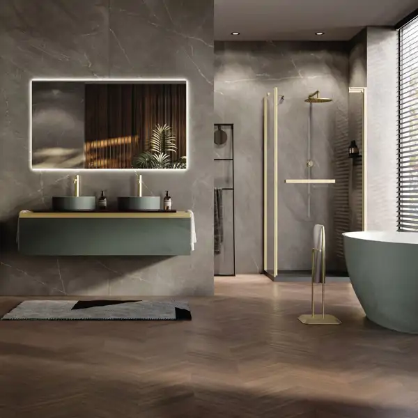 Baño oscuro con bañera exenta y persianas venecianas