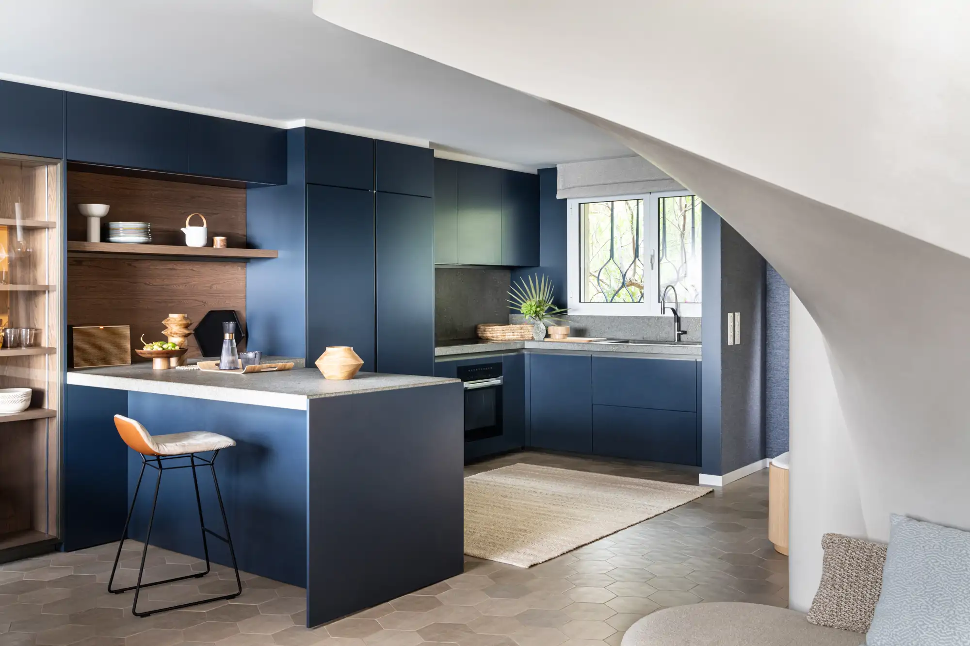 La cocina: un espacio azul integrado