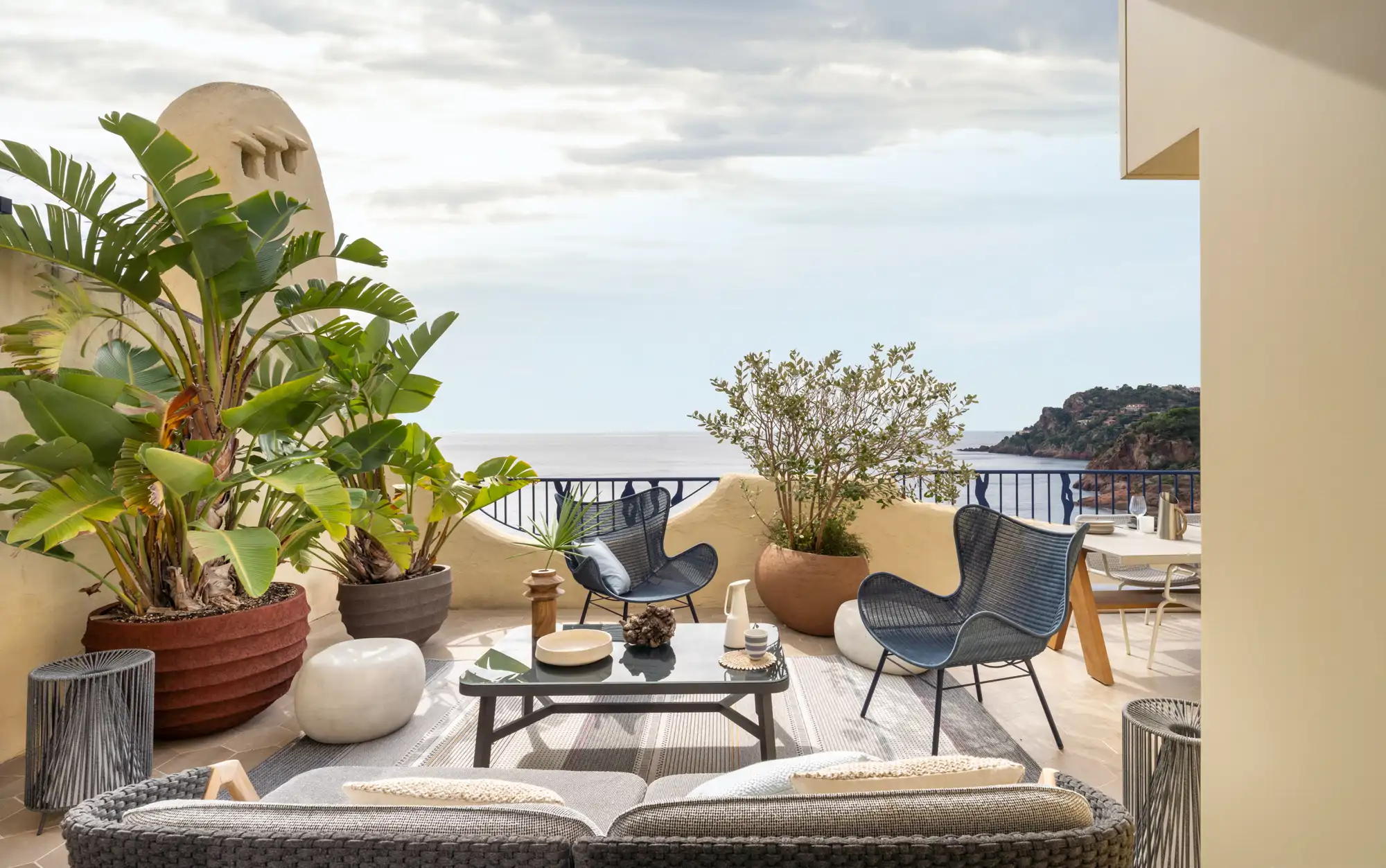 La terraza: el lujo del espacio exterior con panorámica al mar