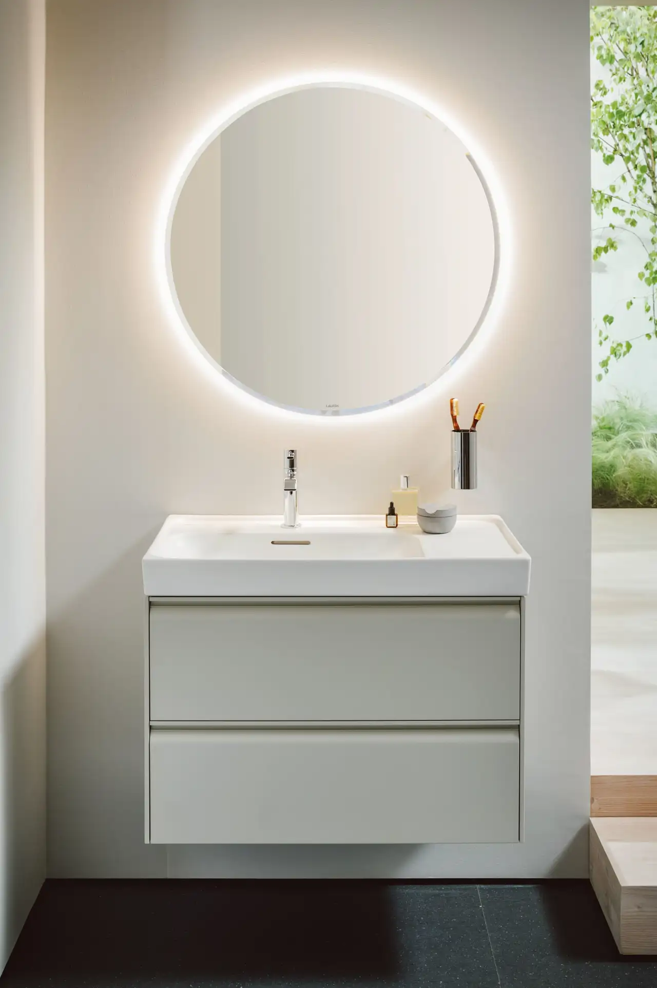 Lavabo suspendido y espejo con luces integradas
