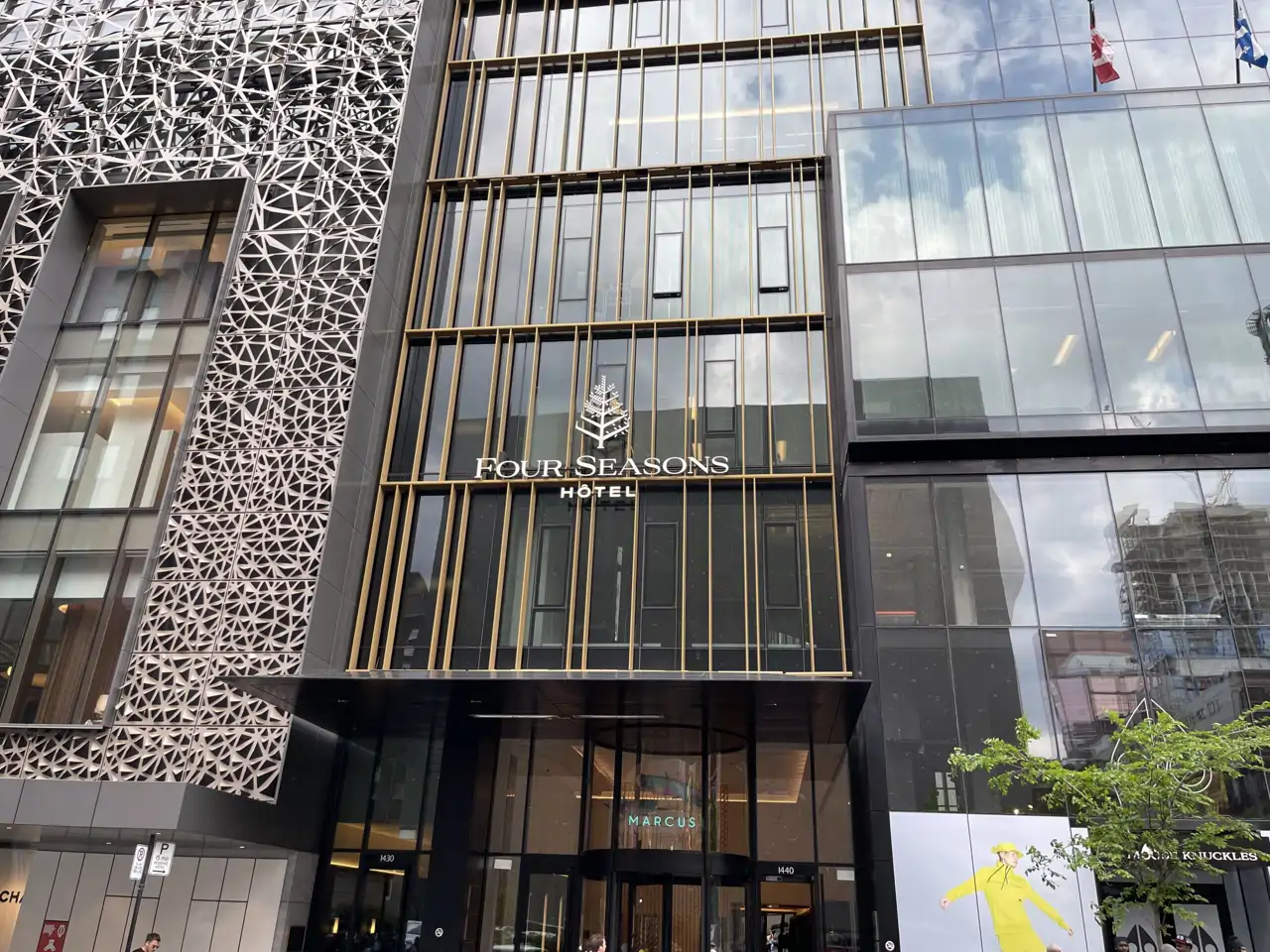 Una especie de lazo dorado rodea todo el edificio para darle un toque de color sin perder el lujo.
