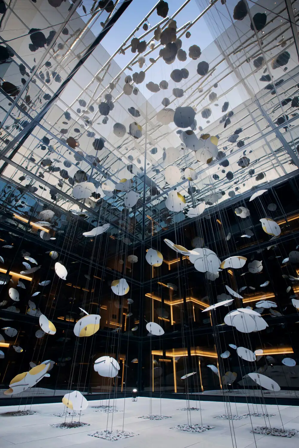 Una impactante escultura volumétrica de Pascale Girardin radica en Four Seasons Montreal.