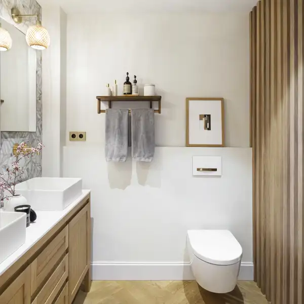 Baños blancos con suelos de madera: 10 ideas para conseguir una estancia cálida y elegante