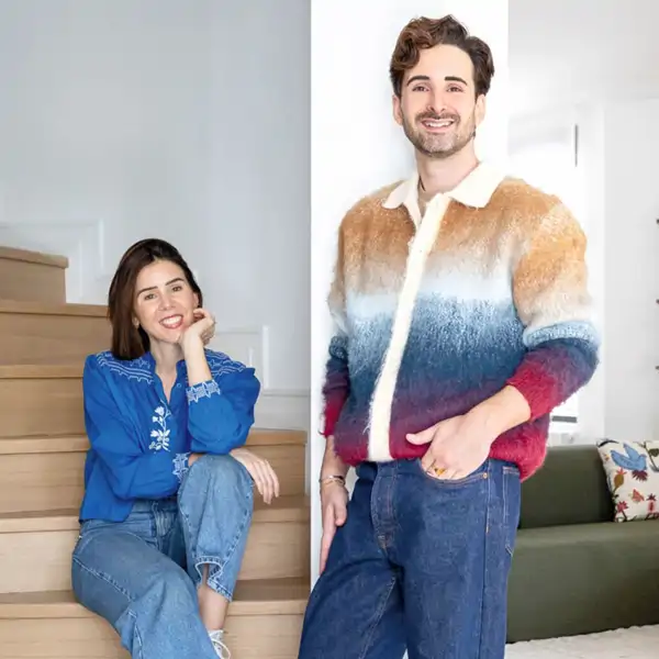 Daniel Povedano y Lara de la Mata, interioristas: "En dormitorios pequeños, lo ideal son mesitas de noche ligeras y abiertas que liberen los laterales de la cama"