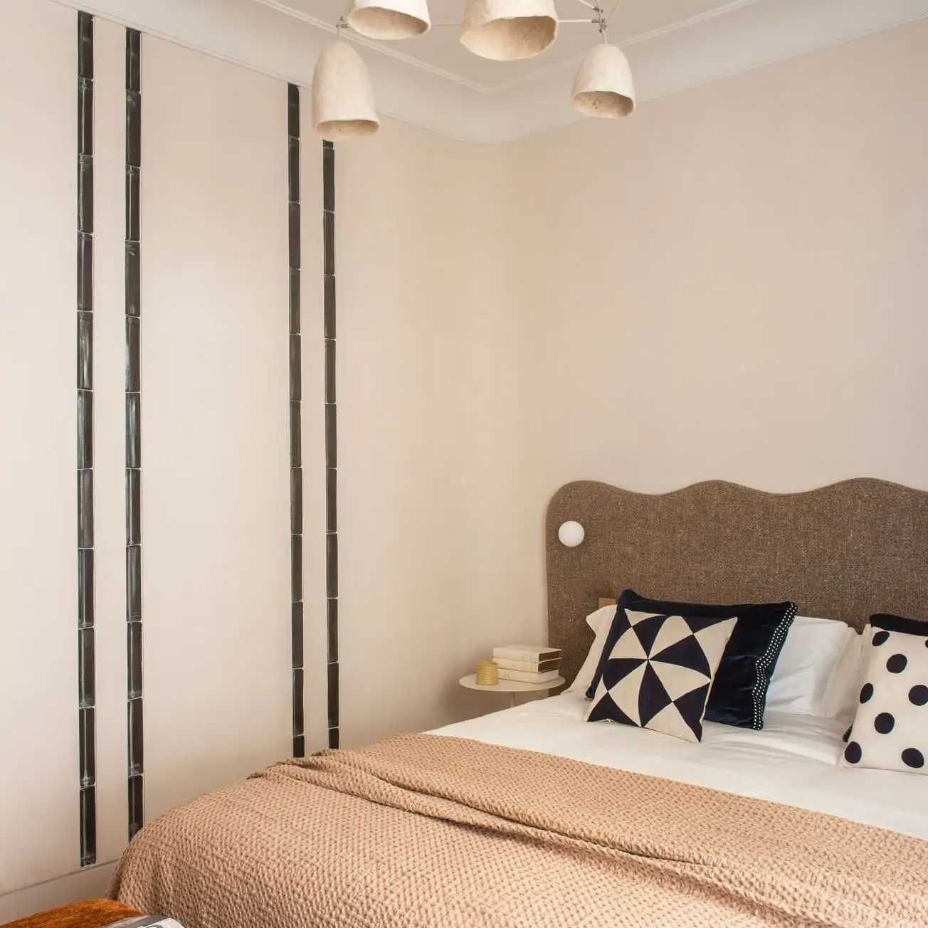 Dormitorio con cabecero de estilo bold
