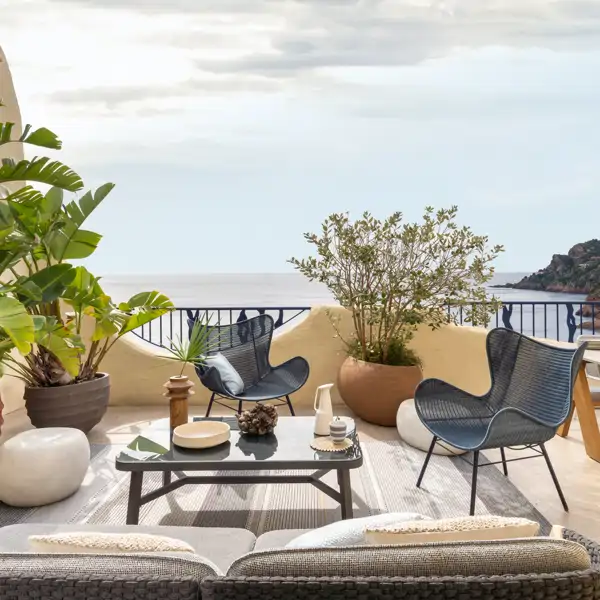 La terraza: el lujo del espacio exterior con panorámica al mar