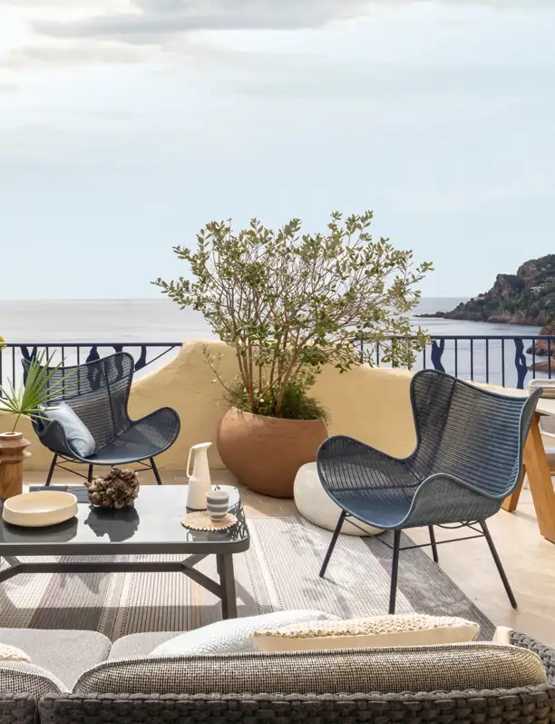 Terrazas modernas y elegantes: 10 piezas decorativas que siguen las tendencias del verano 2025