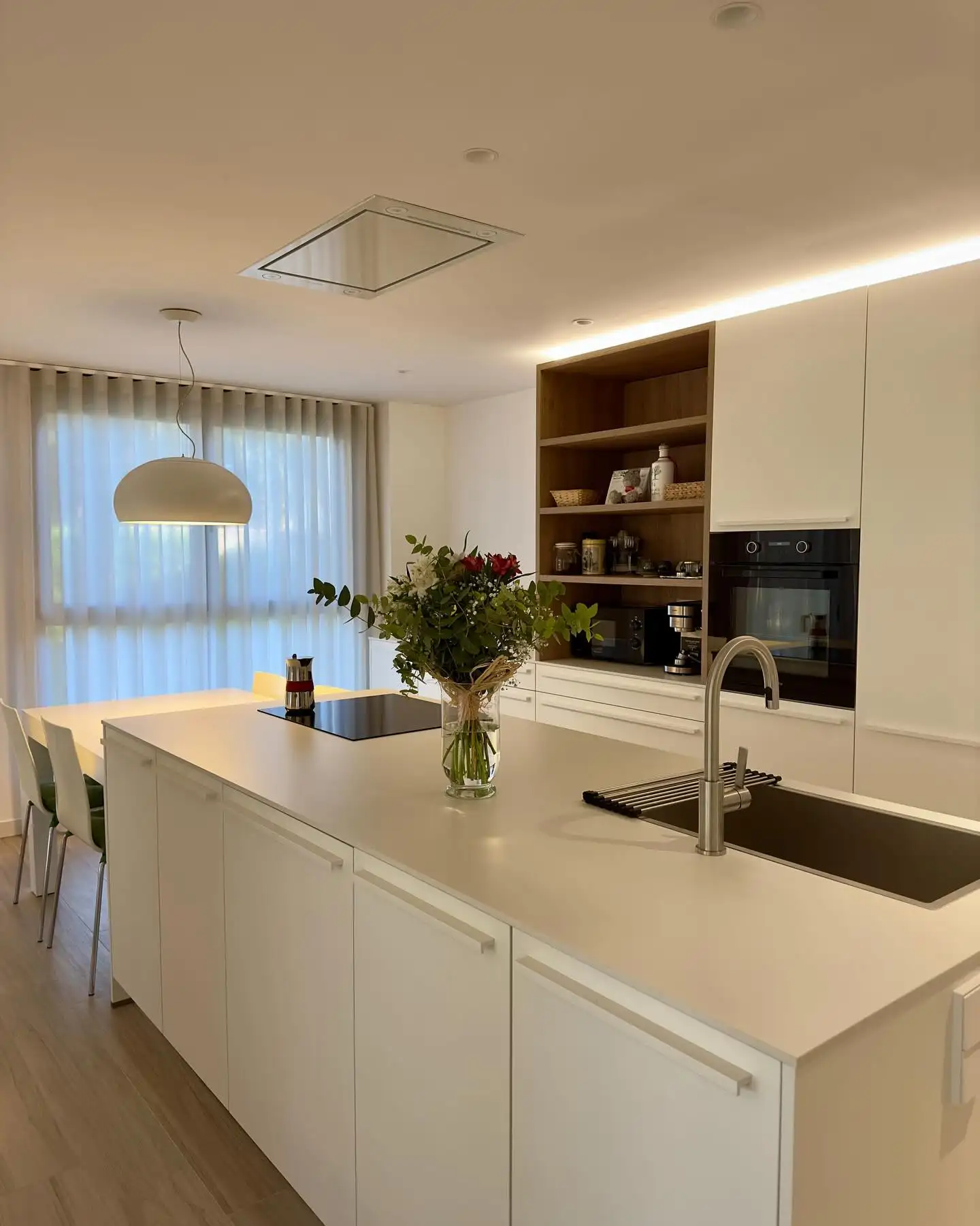 Cocina en tonos blancos de Sabella Home