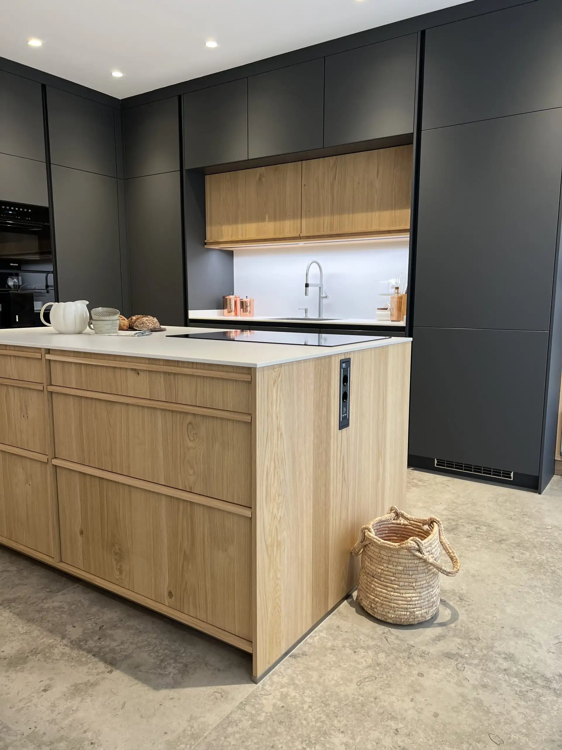 Cocina negro y madera de SabellaHome