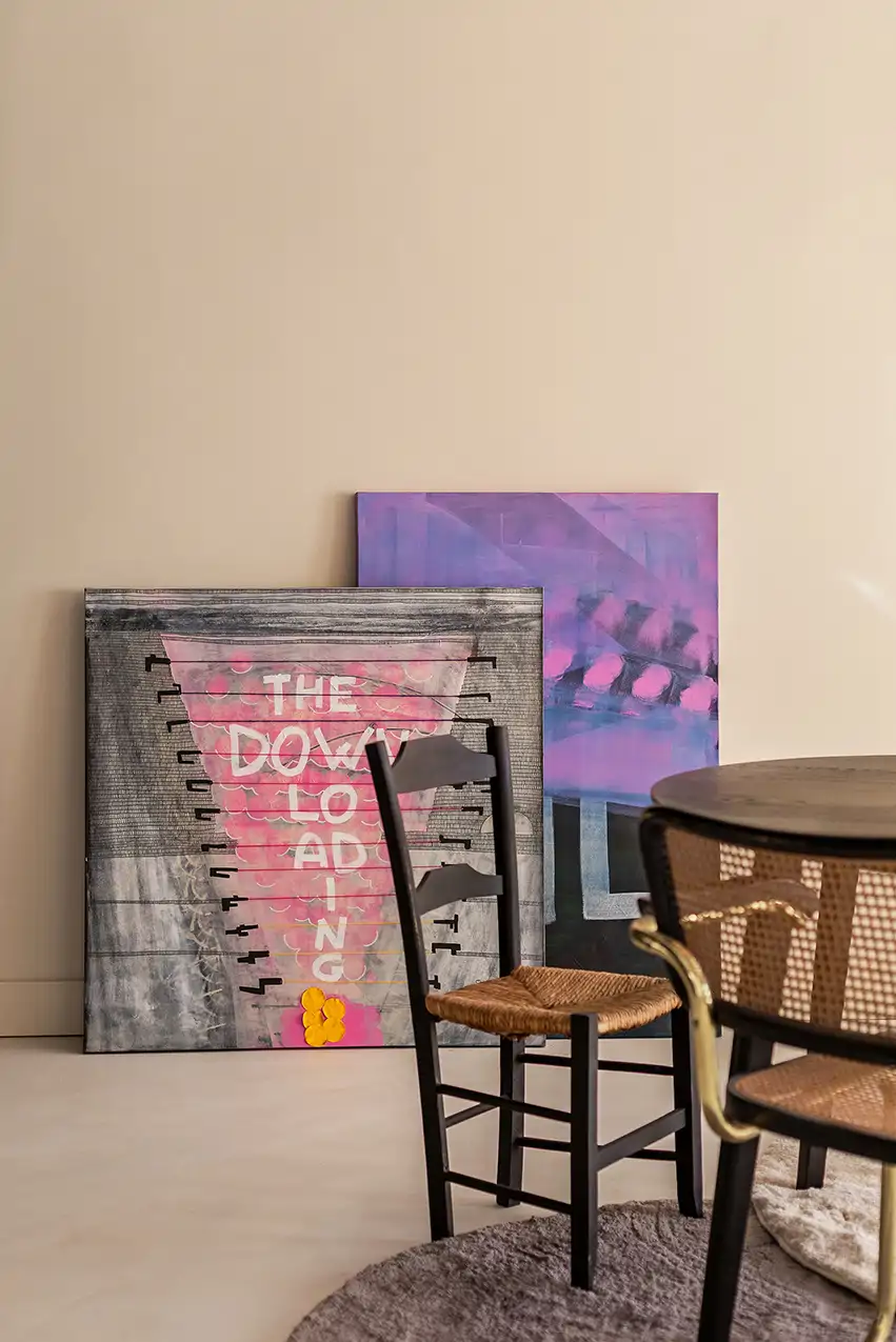 comedor con mobiliario en negro y cuadros arte