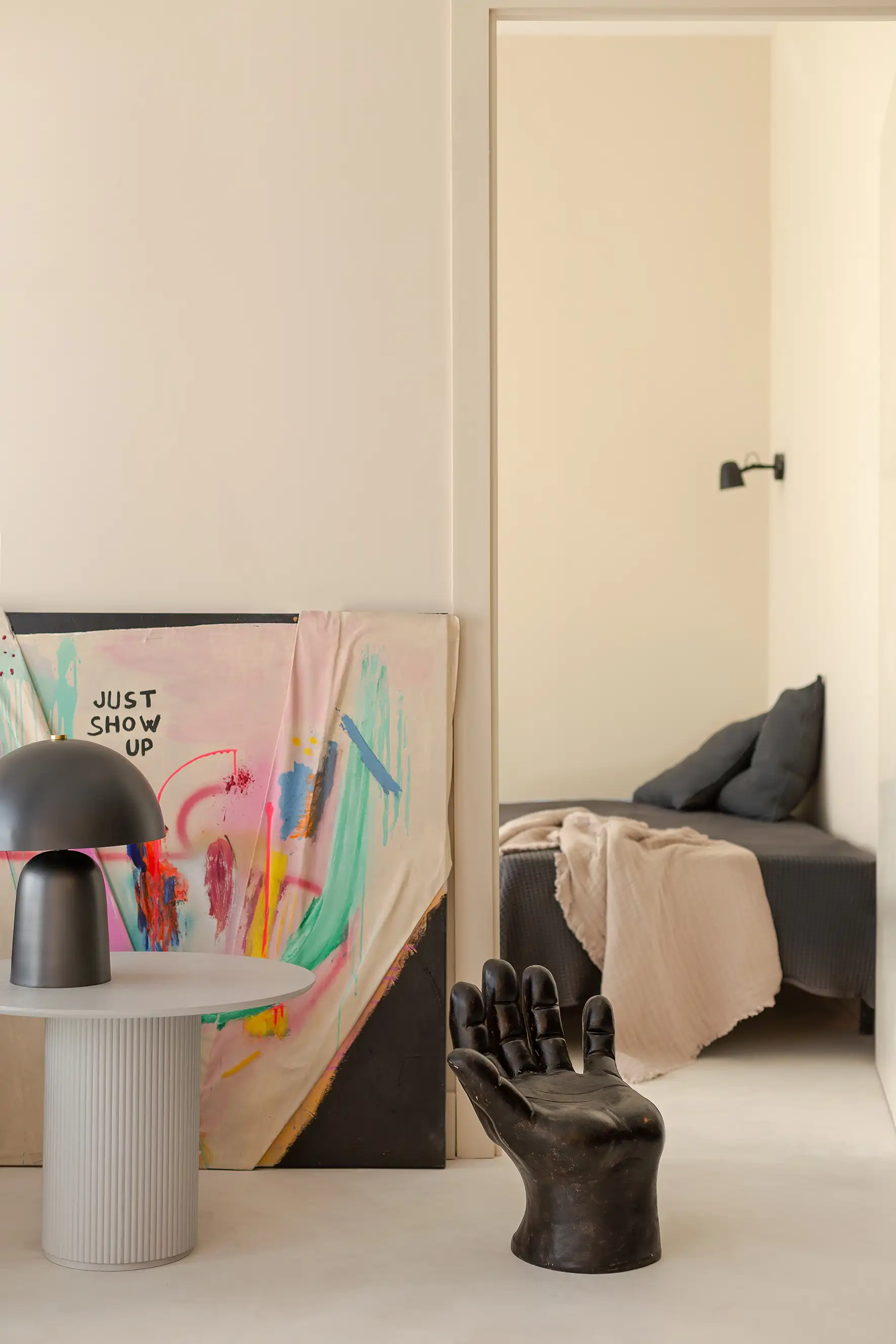dormitorio con cuadro arte