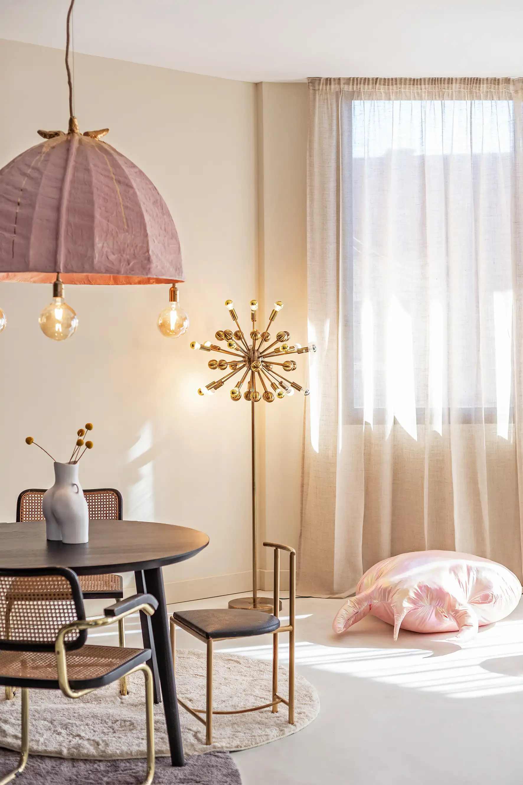 salón en beige con lámpara dorada