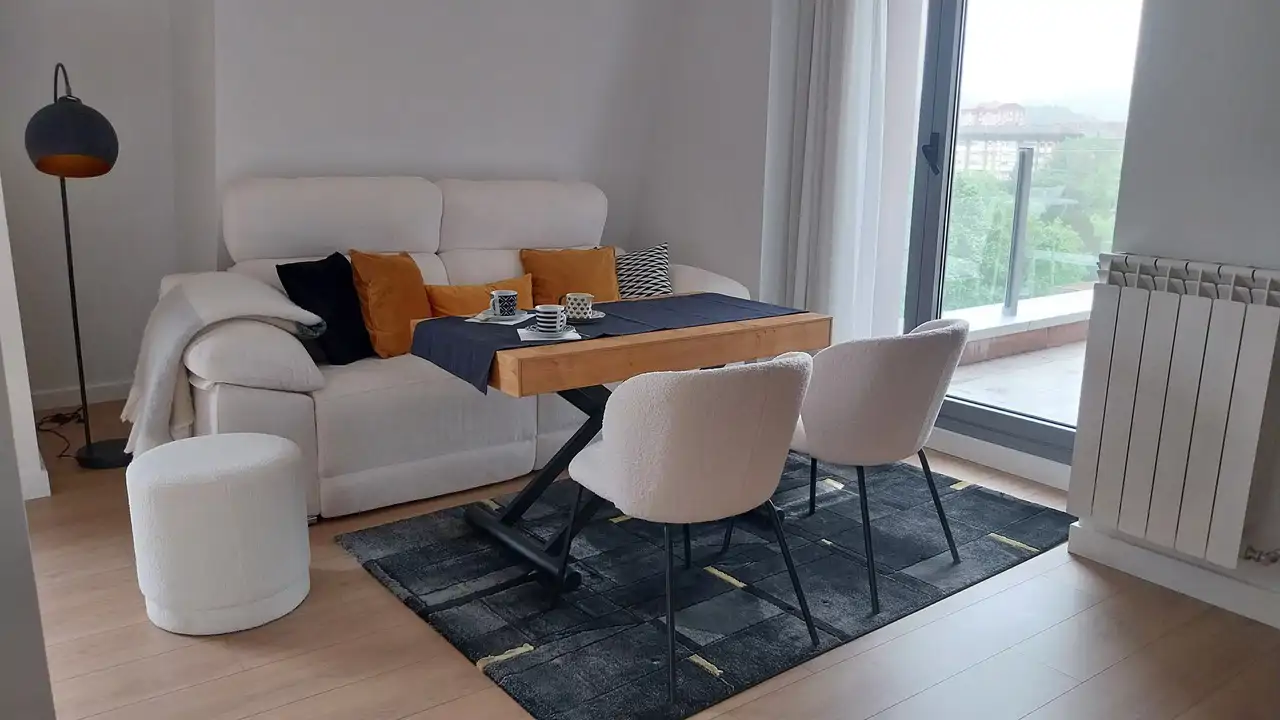 Un salón en tonos neutros con acentos de color