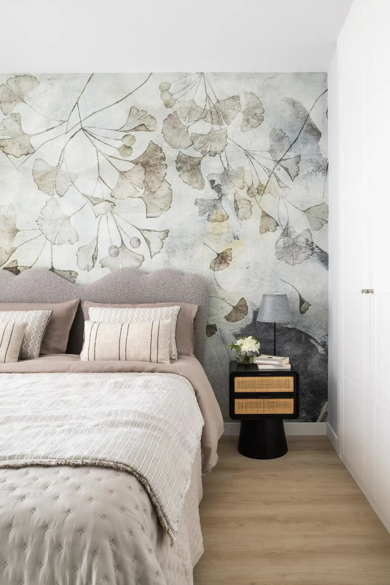 dormitorio pared papel pintado tonos grises