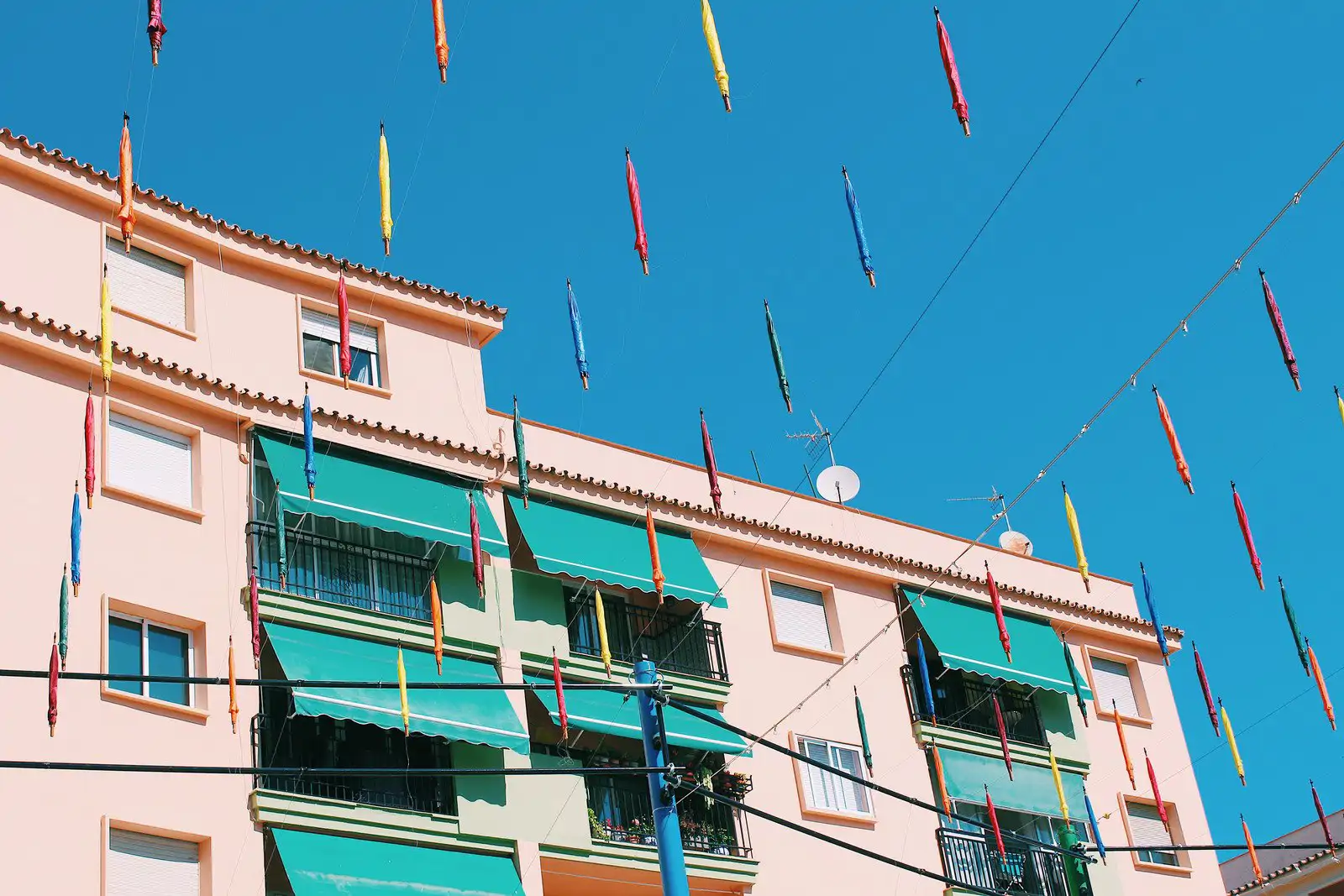 Edificio con toldos verdes