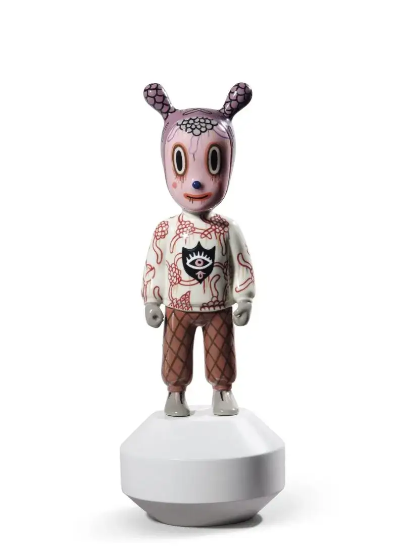 Escultura The Guest, de Gary Baseman