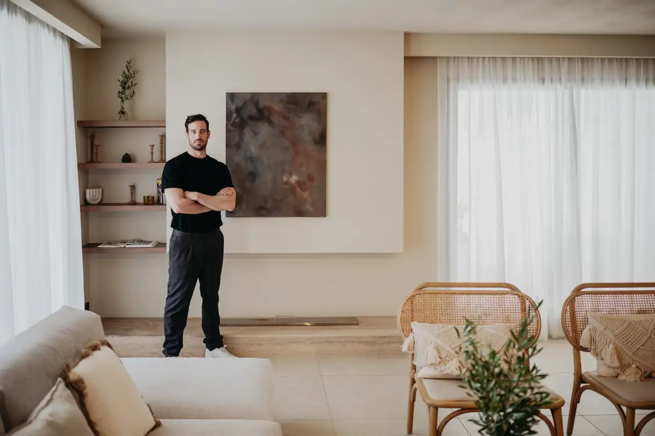 El artista Gianluca Lattuada durante su residencia artística en Marbella