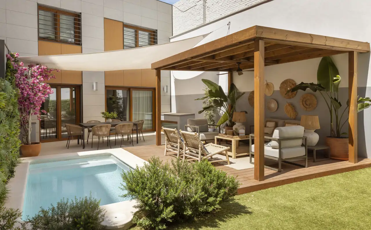 Esta casa tiene una pequeña piscina, un porche y un jardín a la última