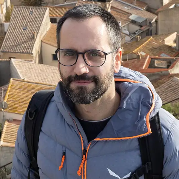 Jordi Martí, arquitecto técnico: "Un árbol es la solución en verano porque el toldo aumenta la temperatura, las cortinas mantienen el calor y las persianas no dejan circular el aire"