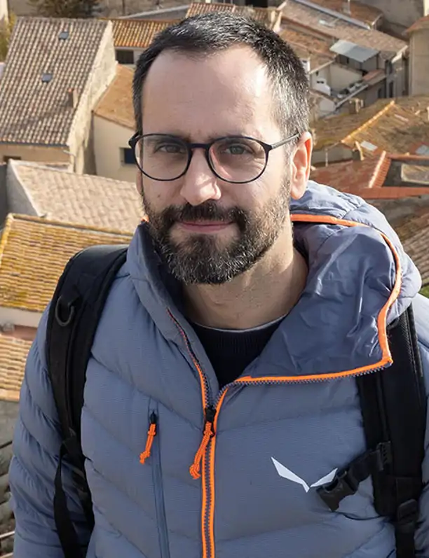 Jordi Martí, arquitecto técnico: "Un árbol es la solución en verano porque el toldo aumenta la temperatura, las cortinas mantienen el calor y las persianas no dejan circular el aire"