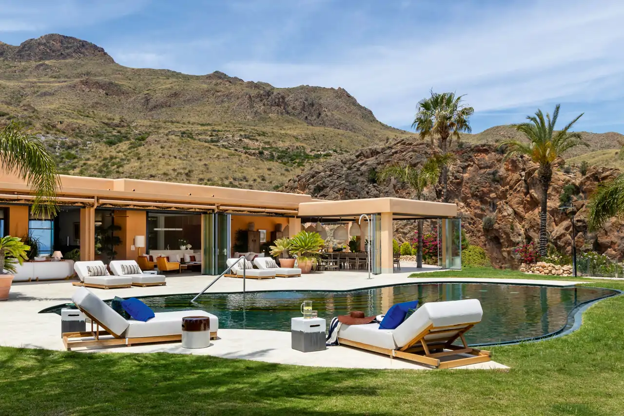Casa jardín piscina Alejandra Pombo