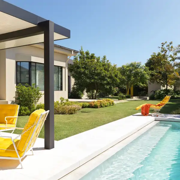 5 casas con porche, piscina y con ideas para sacarle partido a tu jardín todo el verano