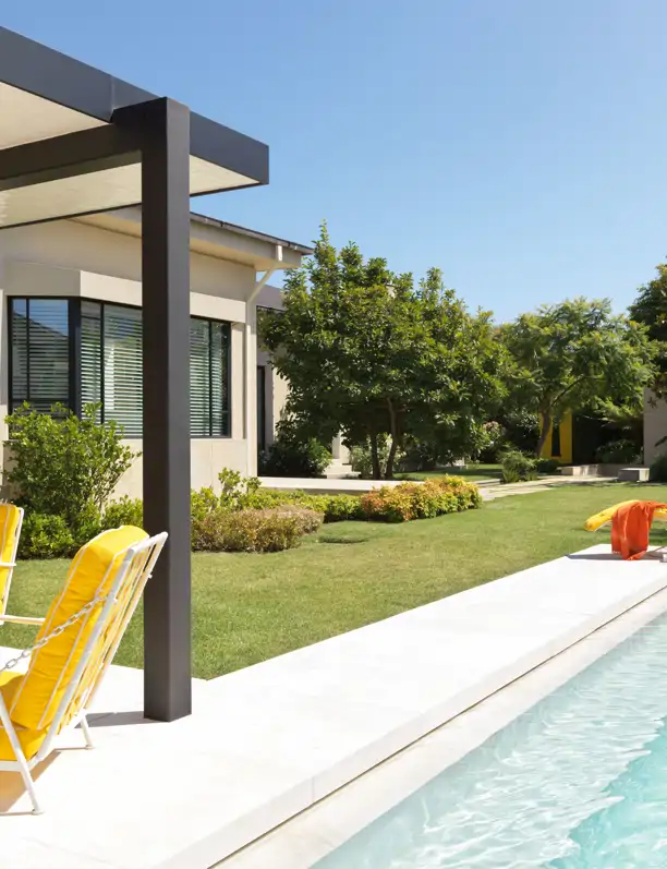 5 casas con porche, piscina y con ideas para sacarle partido a tu jardín todo el verano