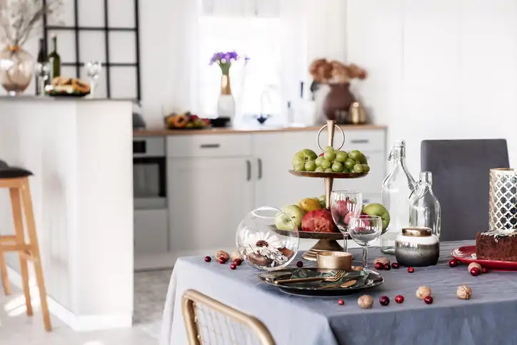 En las fotos de venta de casas, escoge un frutero moderno y pon fruta fresca