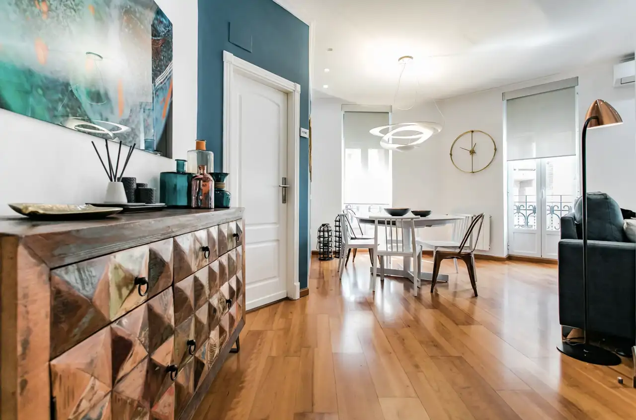 Ambientes abiertos y evitar muebles bajos es un buen diseño en una casa de una pareja jubilada. Proyecto: Impatto