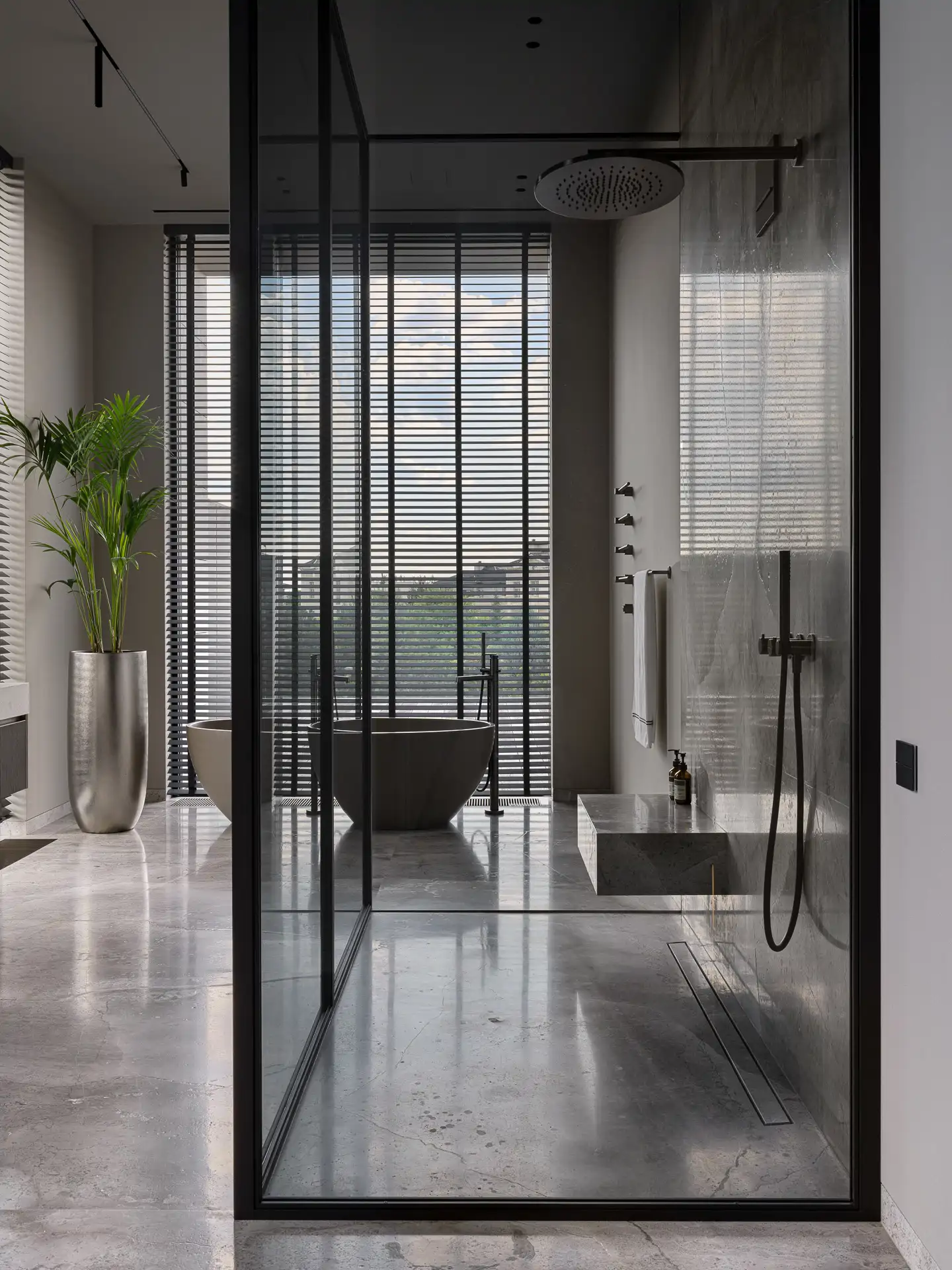 BAÑO. Suelo de mármol, de Fior di Bosco. Grifería, de Gessi. Bañera, de Cielo.