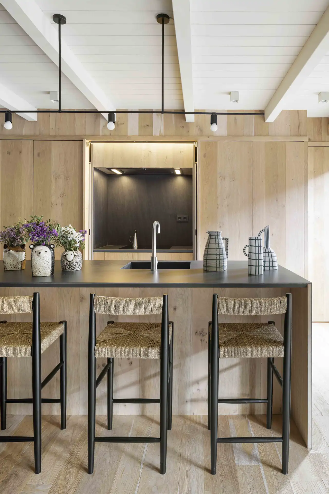 Cocina con suelo de lamas imitación madera