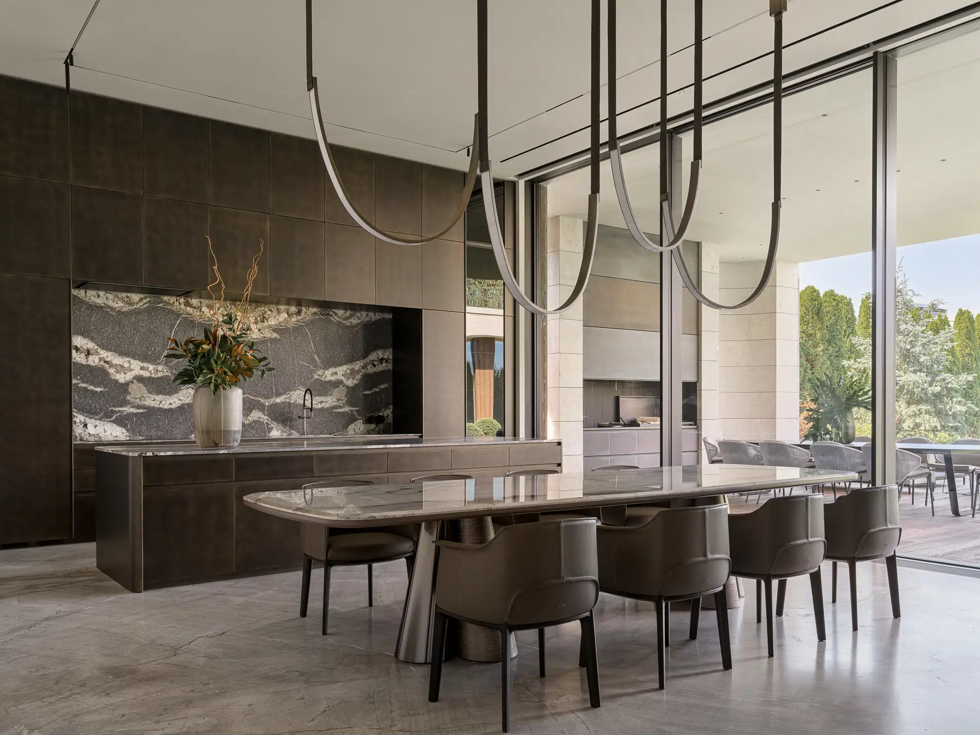 COMEDOR Y COCINA. Cocina, de Key Cucine. Mesa, de Ceppi. Sillas, de Poltrona Frau. Lámparas, de Emmemobili. Suelo de mármol, de Fior di Bosco. Iluminación técnica, de Macrolux.
