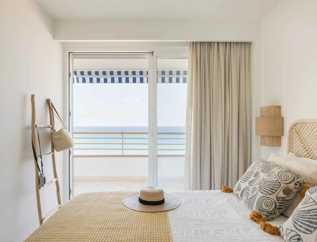 Dormitorio natural con cabecero de fibras