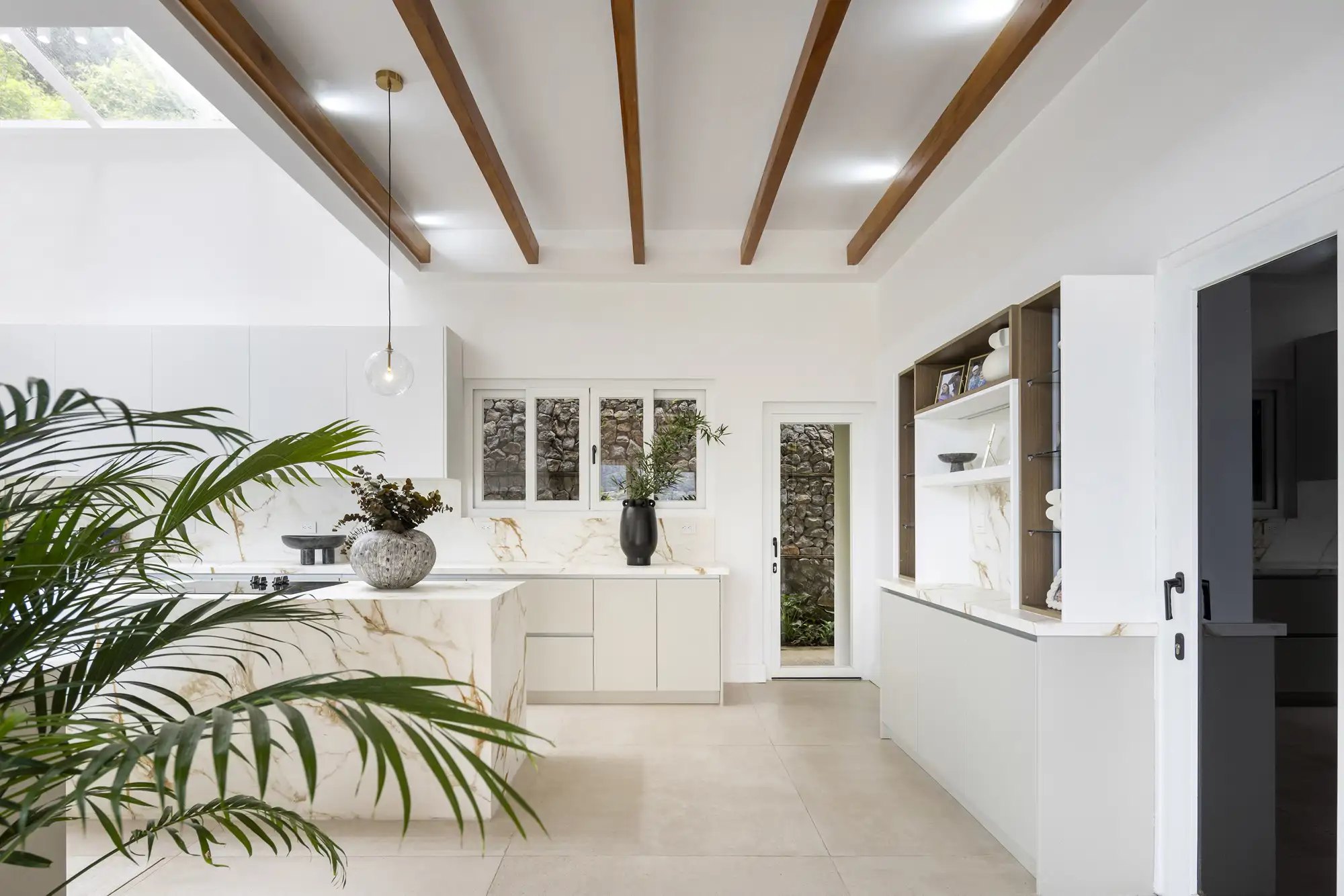 Cocina con revestimientos de Porcelanosa y XTONE