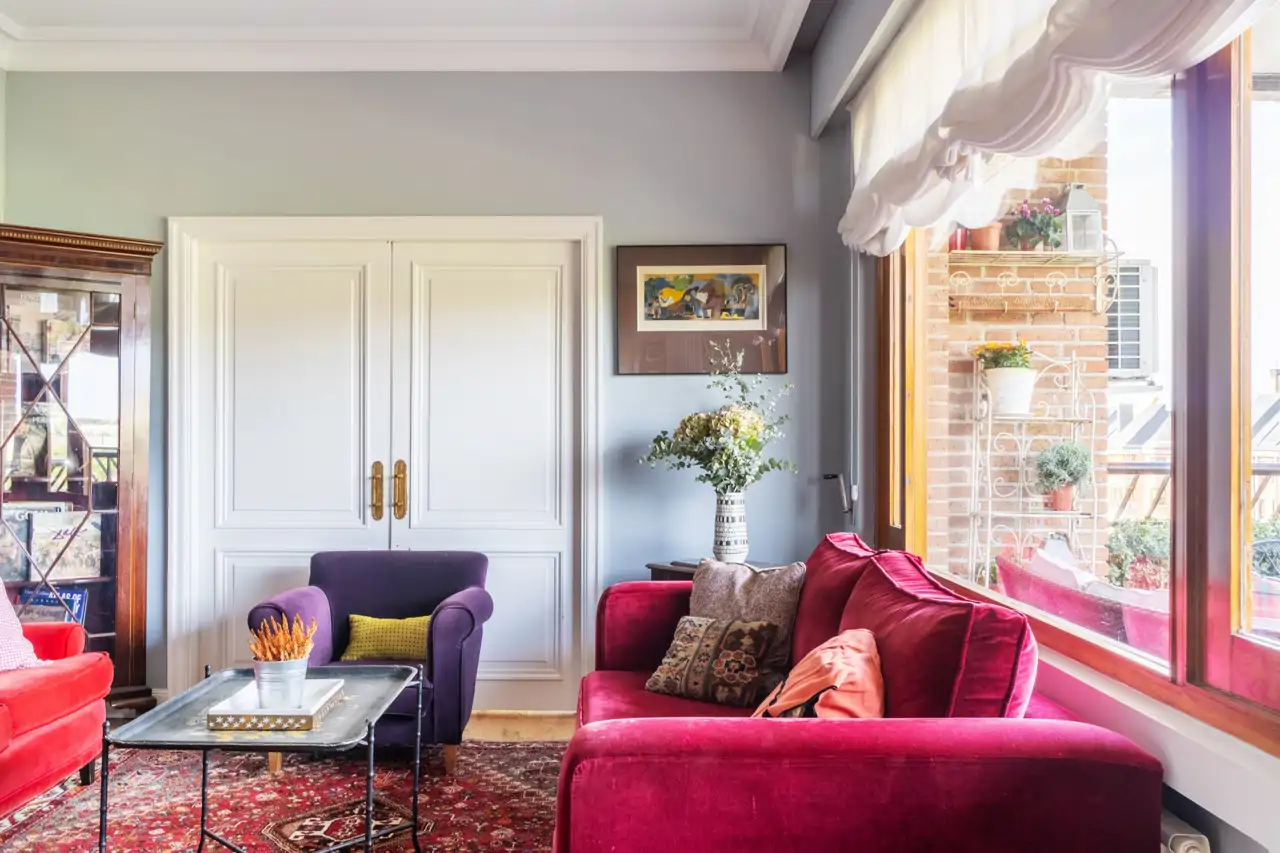 Salón clásico con sofás rojos