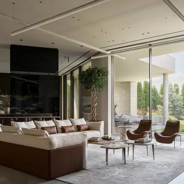 Esta casa de lujo, con jardín y piscina, responde a un proyecto de interiorismo 'ad hoc' de diseño contemporáneo y armonía visual