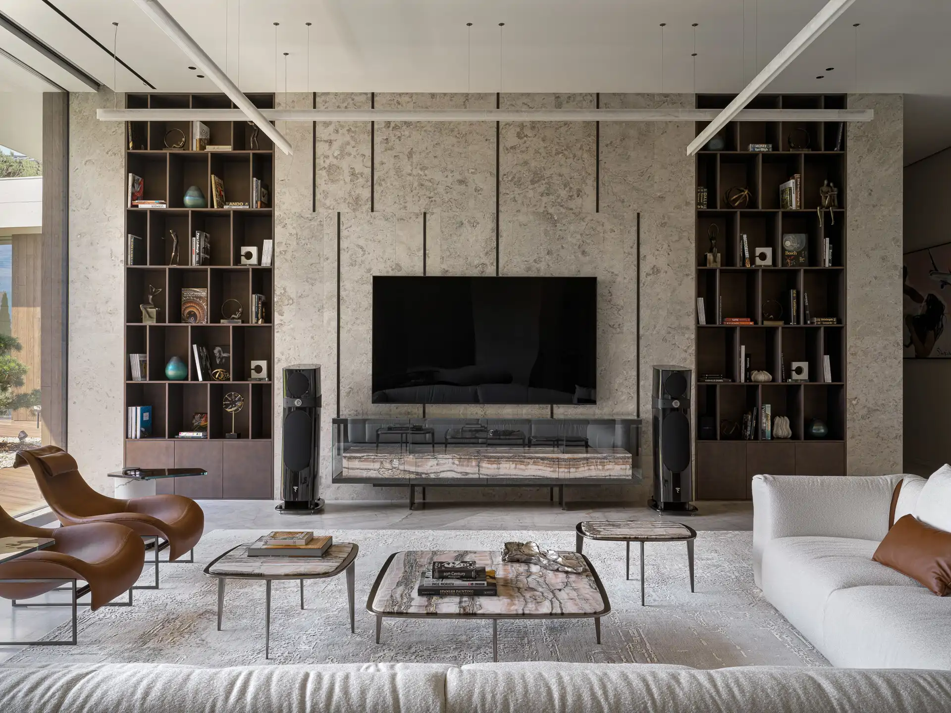 SALÓN. Sofá, de Turri. Sillones, de B&B Italia. Mesas auxiliares y lámpara, de Henge. Estanterías, con acabado de latón, hechas a medida, por Victory Wood. Accesorios de Uttermost. 