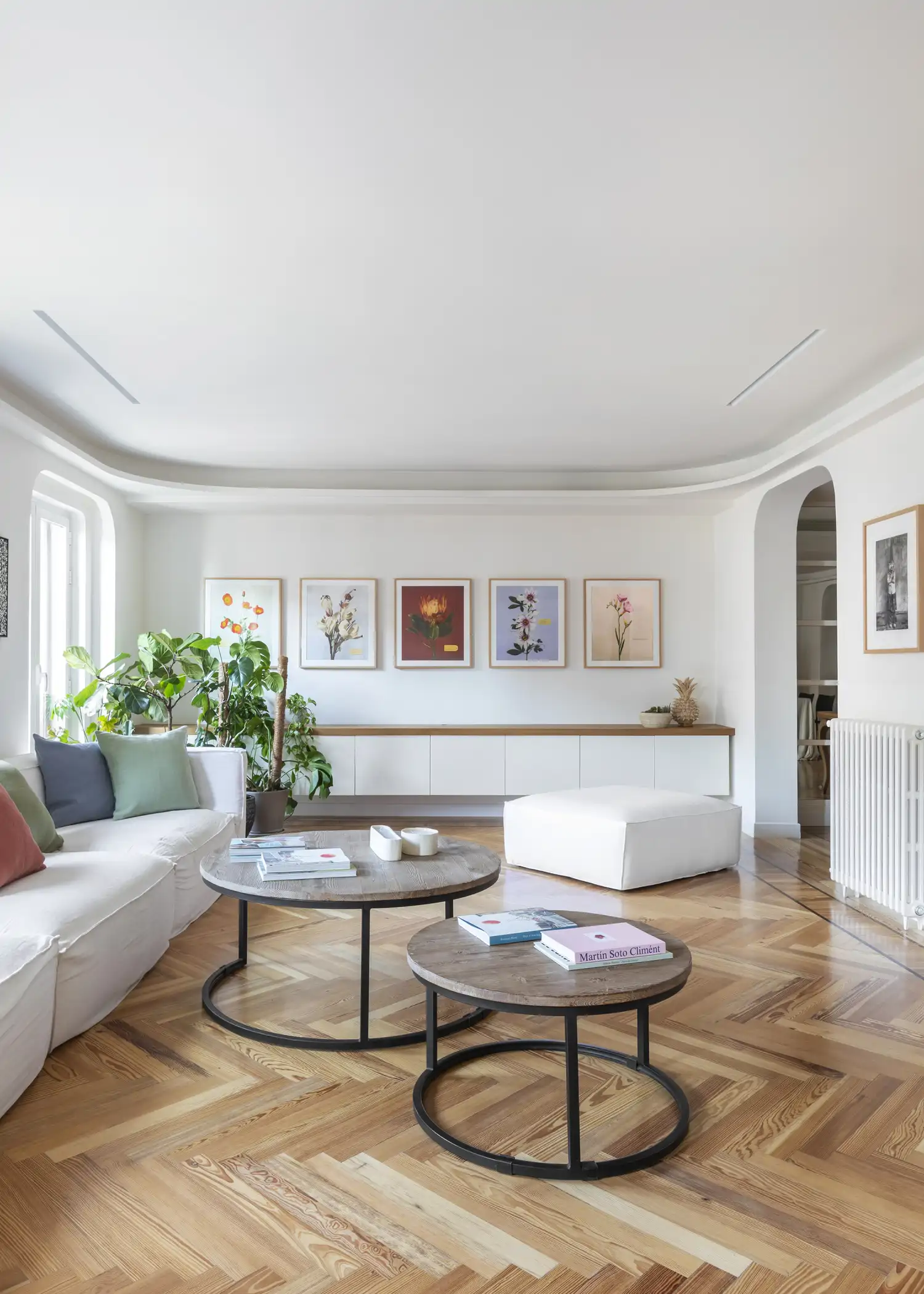 Salón blanco con suelo en forma de espiga 