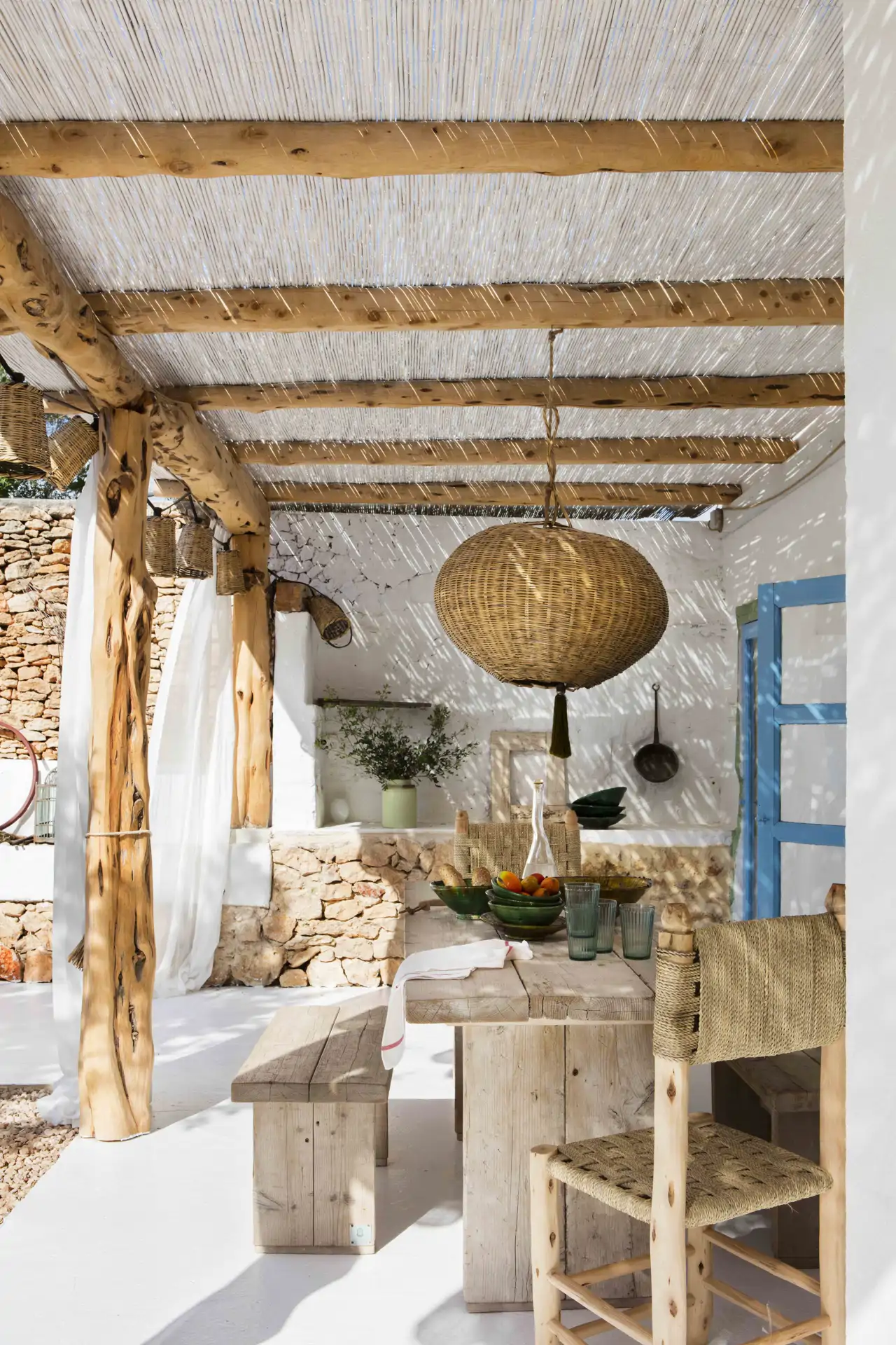 Toldo de fibras naturales y madera