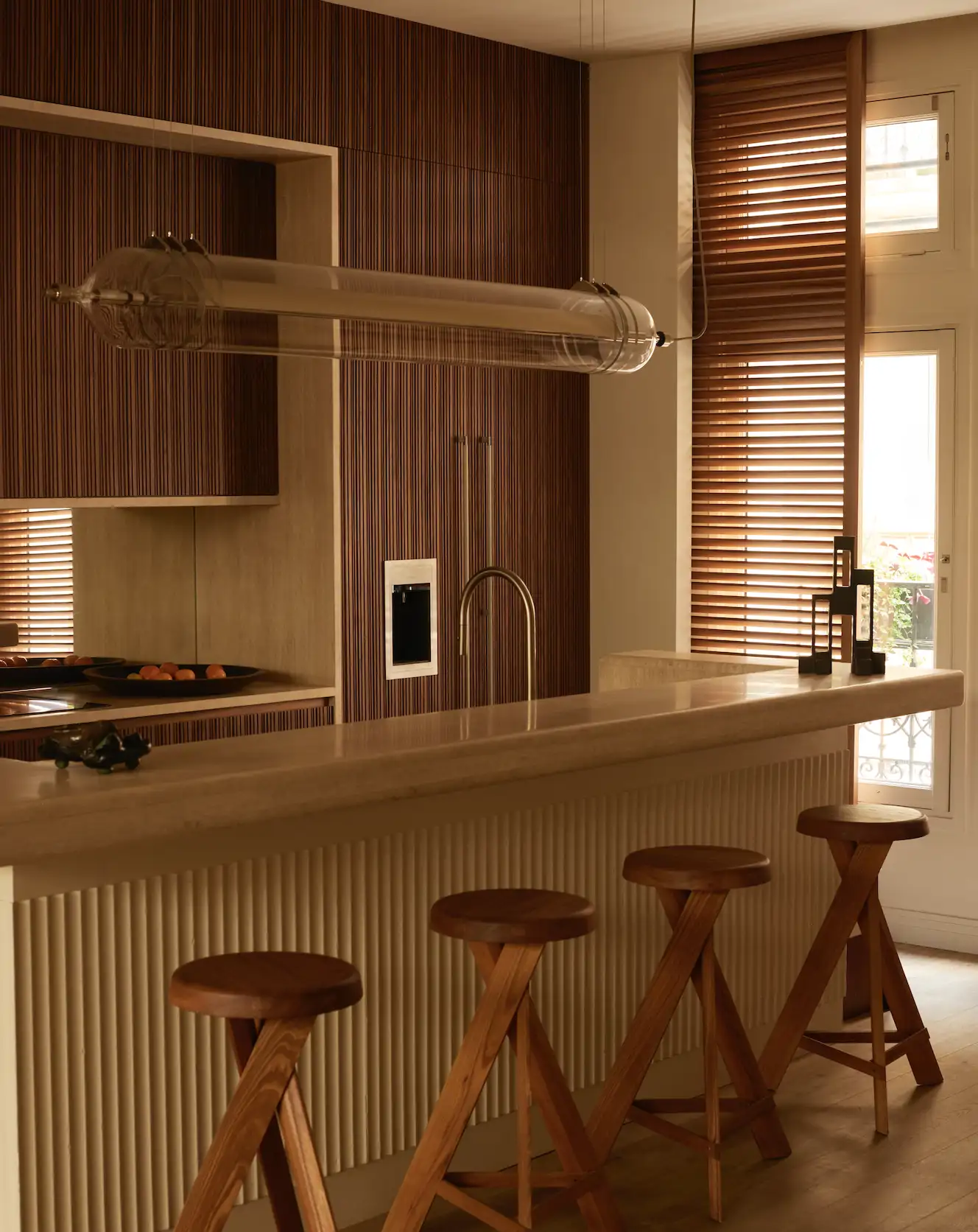cocina con isla y taburetes