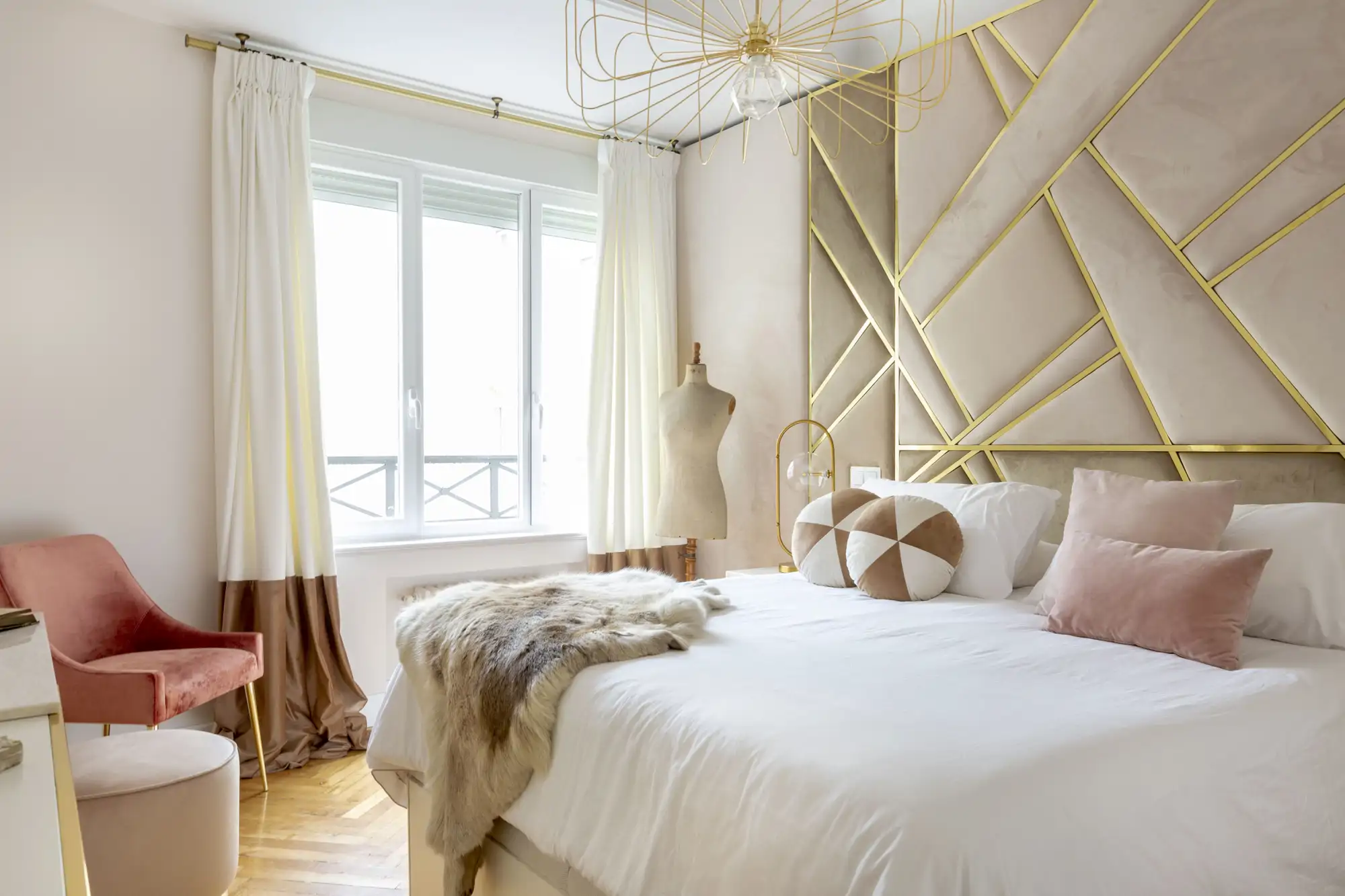 Dormitorio decorado en tonos cálidos y con detalles dorados