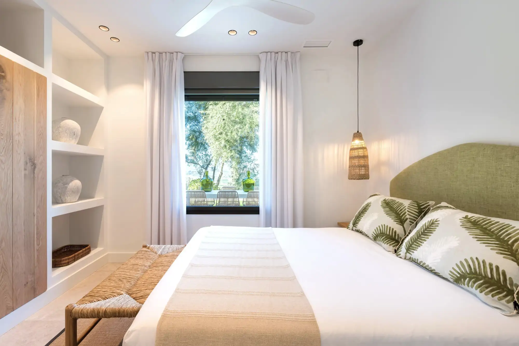 dormitorio tonos verdes materiales naturales