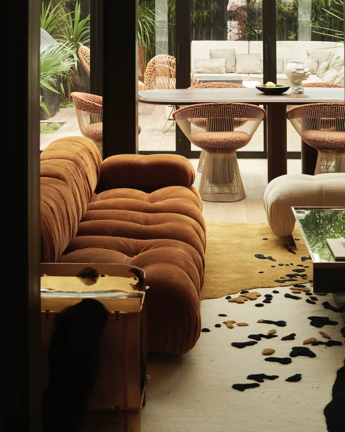 SALÓN. Sofá Camaleonda, de Mario Bellini. Alfombra a medida, diseñada por el estudio. En el comedor, sillas Platner, de Le Manach retapizadas.