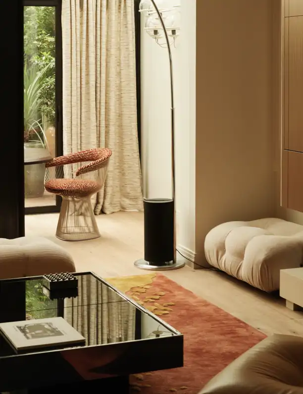 Un enamorado de los años 70 vive en esta elegante casa de Paris que mezcla materiales brutos, obras de arte e inspiración brasileña