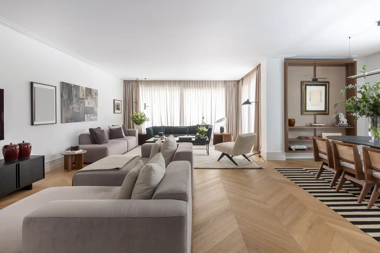 Un salón comedor con suelo de madera en formato espiga