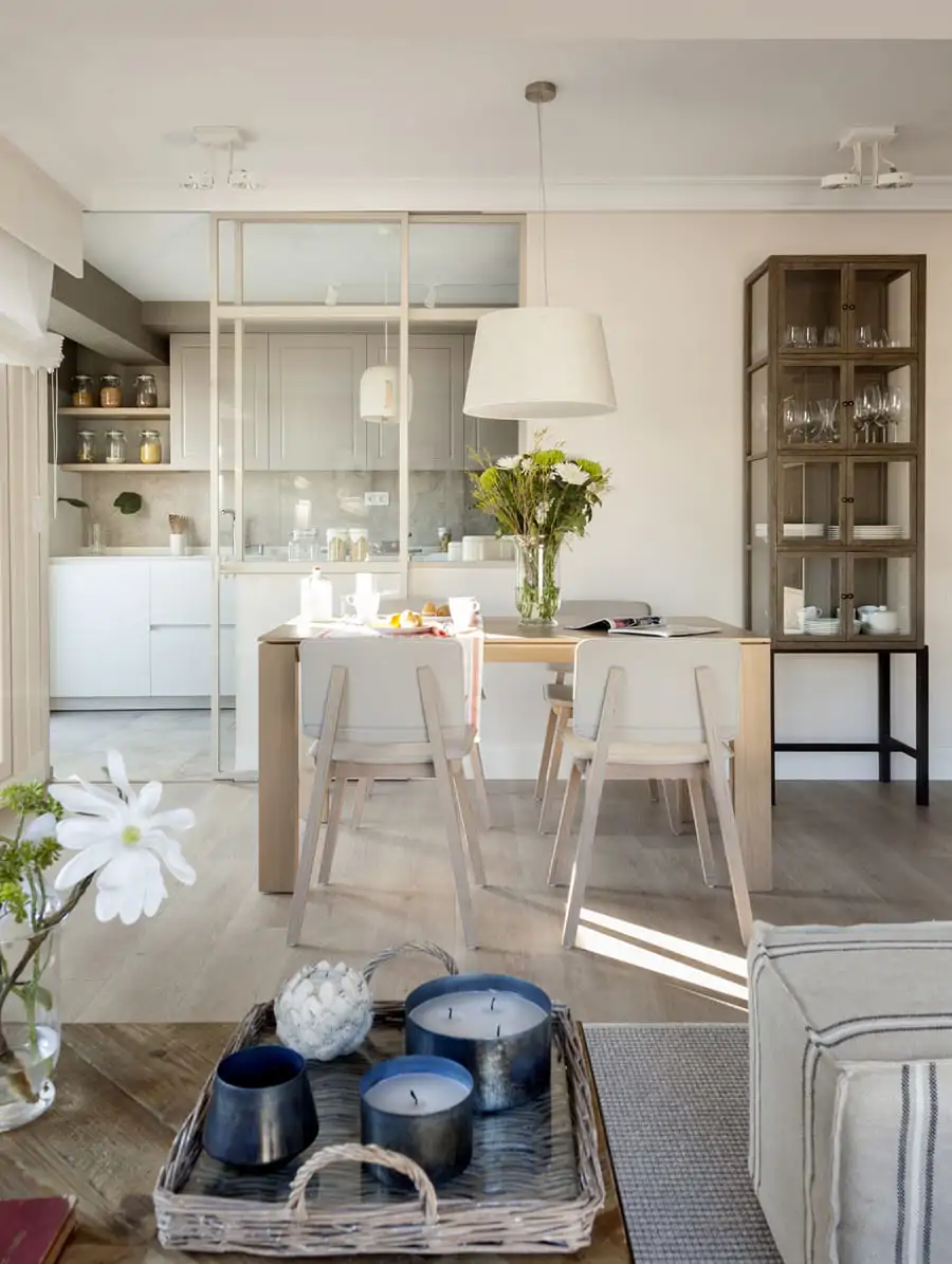 Un salón comedor con suelo vinílico