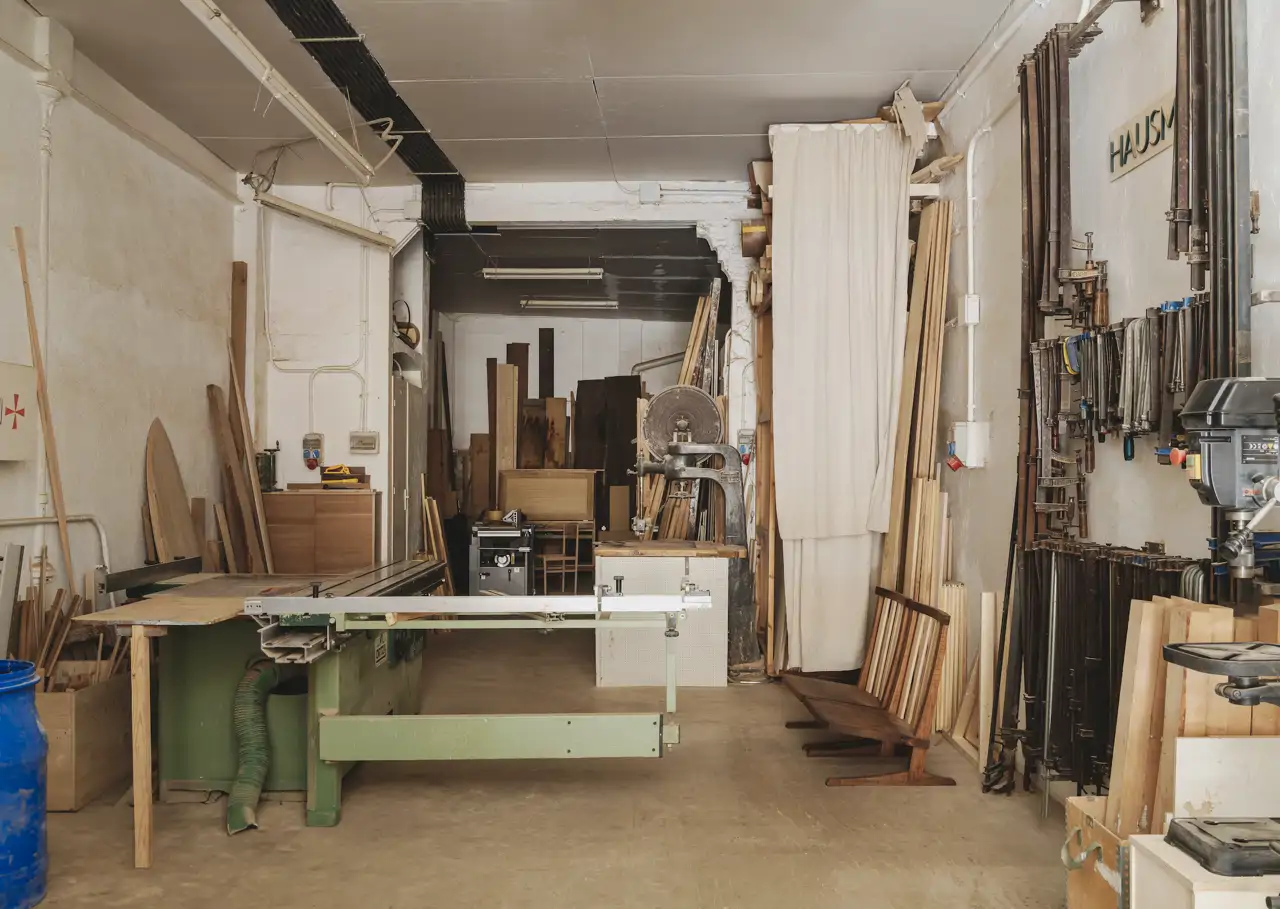 Vista del taller de ebanistería de Mika Hausmann en Barcelona