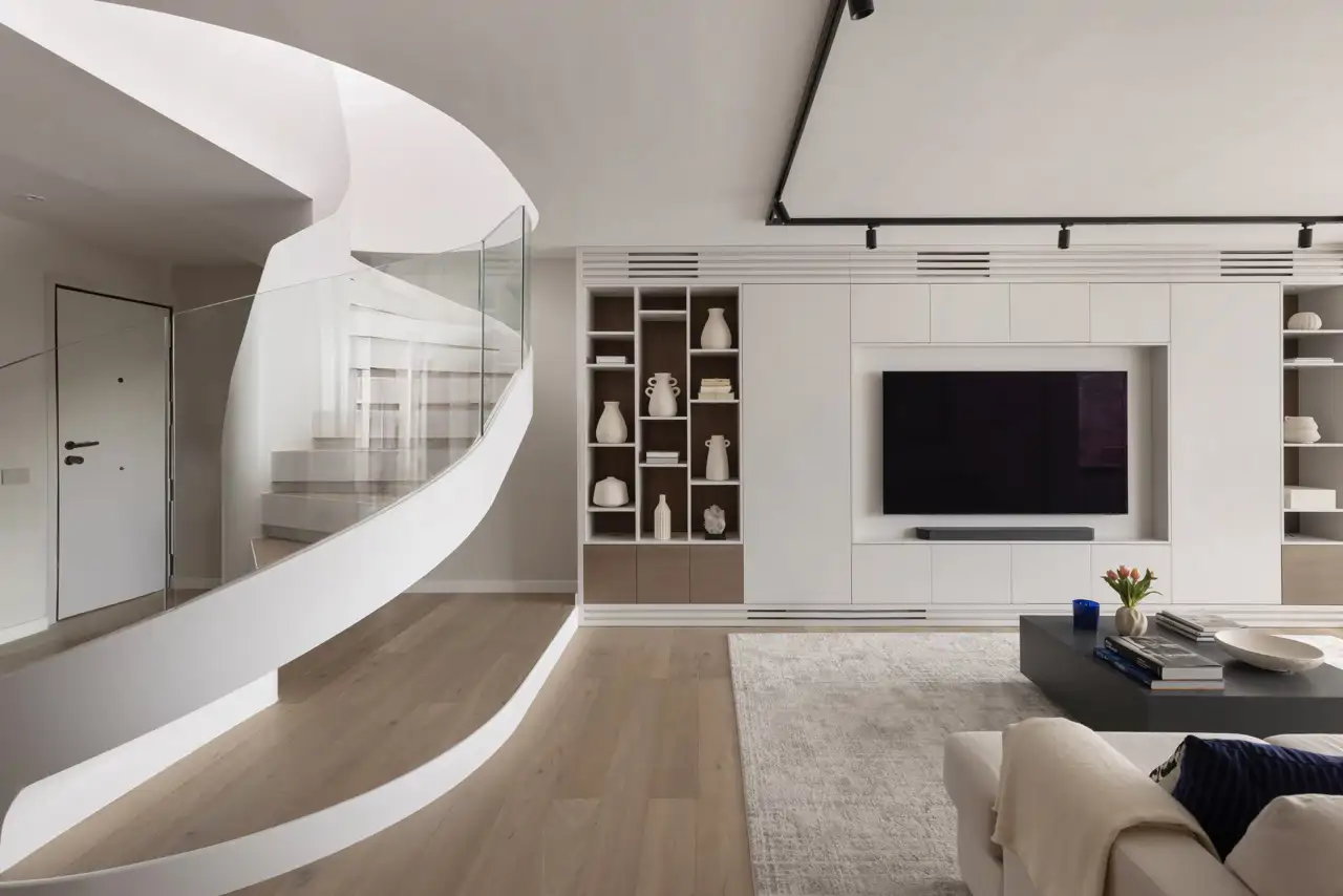 acceso vivienda con escalera curva