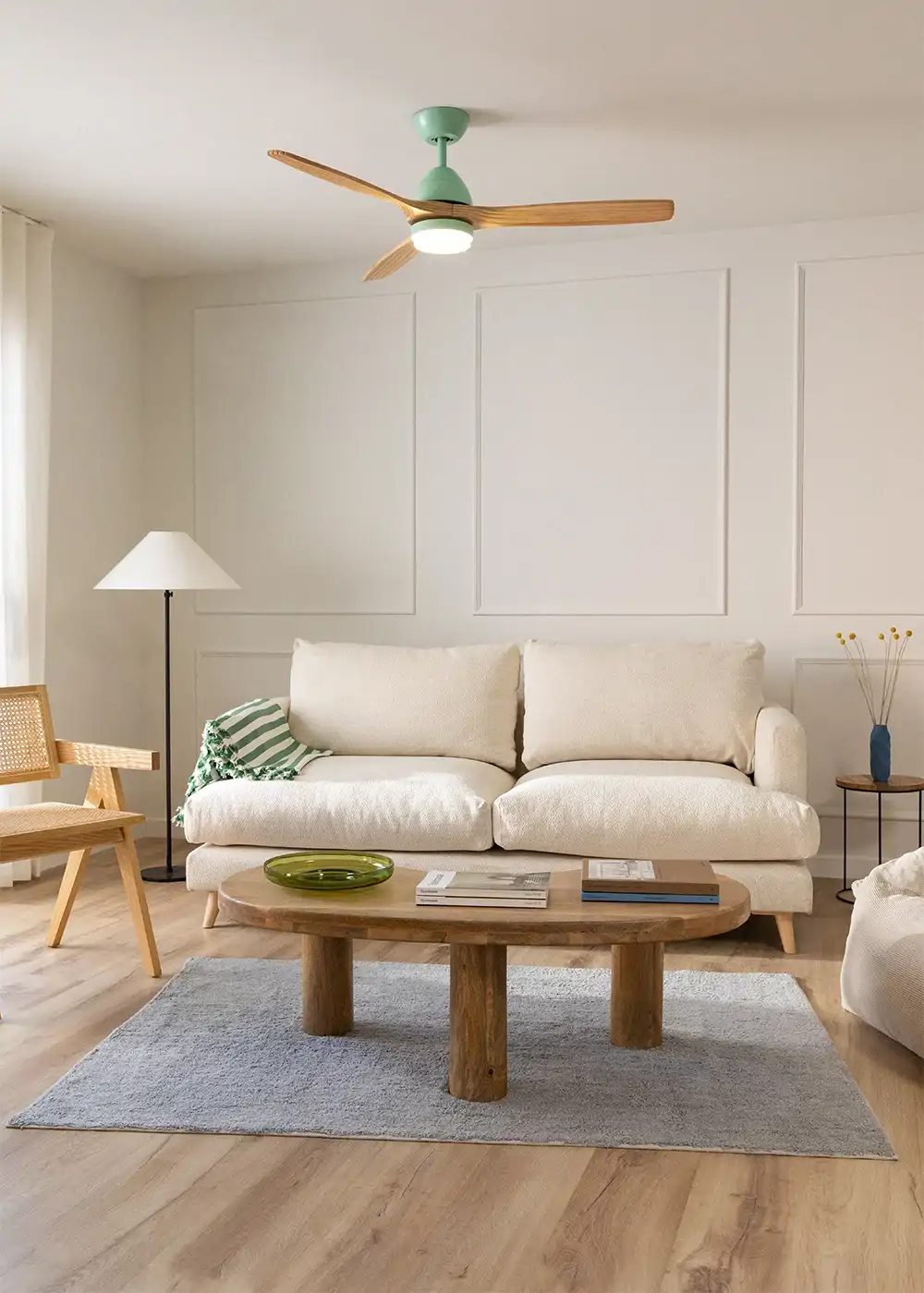 Salón con ventilador de techo